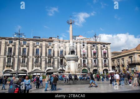 Historisches Gebäude und Springbrunnen des Elefanten am Universitätsplatz in Catania, Sizilien, Italien Stockfoto