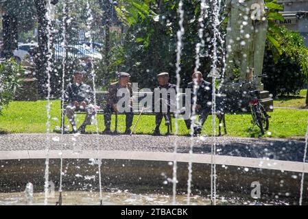 Alte Männer auf der Bank im Park in Catania, Sizilien, Italien Stockfoto