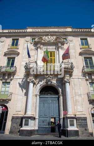 Palazzo San Giuliano auf dem Universitätsplatz in Catania, Sizilien, Italien Stockfoto