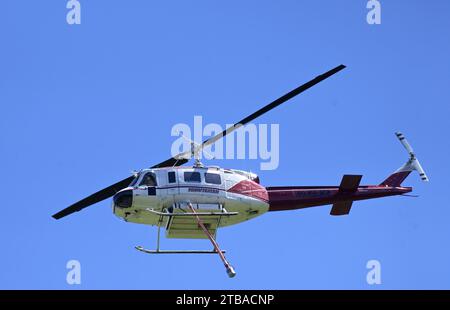 Minuteman Aviation Hubschrauber, der einen Waldbrand im Kootenai National Forest bekämpft. Yaak Valley, Montana. Stockfoto