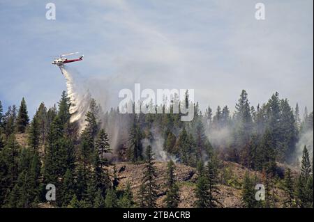 Minuteman Aviation Helikopter, der ein Waldfeuer auf der Waper Ridge im Kootenai National Forest bekämpft. Purcell Mountains im Nordwesten von Montana. Stockfoto