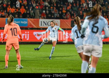 Tilburg, Niederlande. Dezember 2023. Tessa Wullaert (9) aus Belgien, dargestellt während eines Frauenfußballspiels zwischen den Nationalmannschaften der Niederlande, genannt Oranje Leeuwinnen und Belgien, genannt Red Flames, am Dienstag, 5. Dezember 2023 in Tilburg, Niederlande. Quelle: Sportpix/Alamy Live News Stockfoto