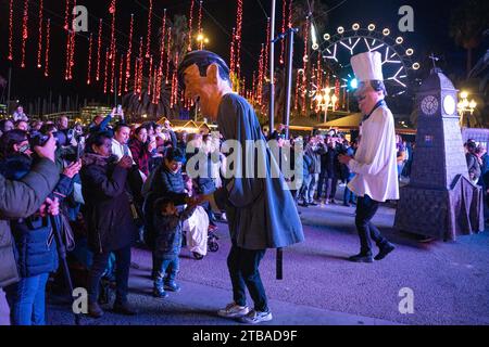 Barcelona, Barcelona, Spanien. Dezember 2023. Hunderte von Familien und Touristen kommen zur Eröffnung der Weihnachtsmesse in Port Vell in Barcelona, wo Kinder die Hauptdarsteller waren, die das Licht einschalten. (Kreditbild: © Marc Asensio Clupes/ZUMA Press Wire) NUR REDAKTIONELLE VERWENDUNG! Nicht für kommerzielle ZWECKE! Quelle: ZUMA Press, Inc./Alamy Live News Stockfoto