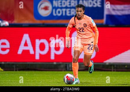 Tilburg, Niederlande. Dezember 2023. Esmee Brugts aus den Niederlanden läuft mit dem Ball während des Gruppenspiels der UEFA Women's Nations League - League A zwischen den niederländischen Frauen und den belgischen Frauen am 5. Dezember 2023 in Tilburg, Niederlande Credit: dpa/Alamy Live News Stockfoto