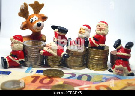 Weihnachtsklauseln, Elch- und Münzhaufen, Symbolbild für den Bonus zum Jahresende Stockfoto