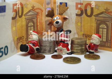 Weihnachtsklauseln, Elch und Euro, Symbolbild für Jahresendbonus Stockfoto