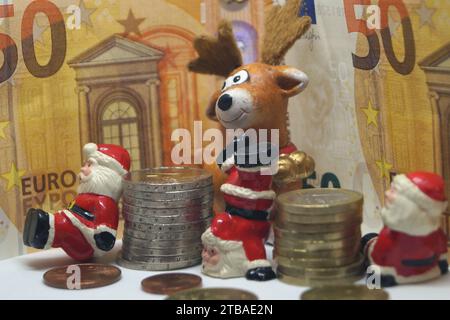 Weihnachtsklauseln, Elch und Euro, Symbolbild für Jahresendbonus Stockfoto