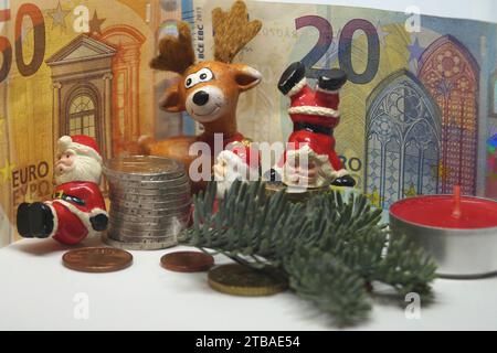 Weihnachtsklauseln, Elch, Tannenzweig und Euro, Symbolbild für Jahresendbonus Stockfoto