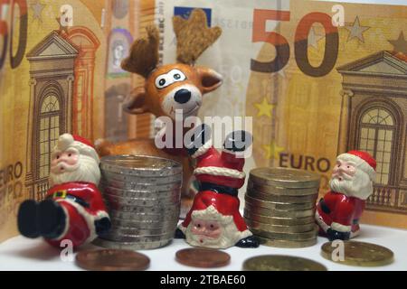 Weihnachtsklauseln, Elch und Euro, Symbolbild für Jahresendbonus Stockfoto