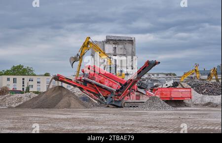 Abbrucharbeiten an einem Gewerbegebäude, Beton wird zum Recycling vor Ort zerkleinert, Deutschland, Hessen Stockfoto