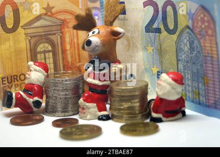 Weihnachtsklauseln, Elch und Euro, Symbolbild für Jahresendbonus Stockfoto