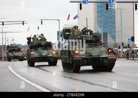 Vilnius, Litauen. November 2023. Kampffahrzeuge der US Army M2 Bradley vom 3. Bataillon, 67. Panzerregiment, 2. Panzerbrigade Combat Team, 3. Infanteriedivision Parade durch die Straßen von Vilnius, Litauen, 25. November 2023. Elemente des 1. Bataillons, der 9. Feldartillerie und des 3. Bataillons, des 67. Panzerregiments nahmen an der Tagesparade der Litauischen Streitkräfte zusammen mit ihren NATO-Verbündeten Teil. Die Mission der 3. Infanterie-Divisionen in Europa soll sich an multinationalen Schulungen und Übungen auf dem gesamten Kontinent beteiligen und dabei mit NATO-Verbündeten und regionalen Sicherheitspartnern zusammenarbeiten Stockfoto