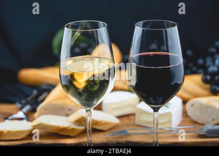 Weißwein, Rotwein, Baguette und Camembert Stockfoto