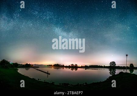 Sternenhimmel mit Milchstraße über dem Niederrhein, Niederlande, Wageningen Stockfoto