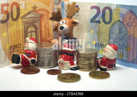 Weihnachtsklauseln, Elch und Euro, Symbolbild für Jahresendbonus Stockfoto