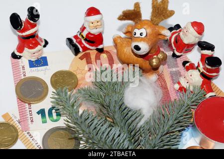 Weihnachtsklauseln, Elch, Tannenzweig, Teelicht, Euro, Symbolbild für den Bonus zum Jahresende Stockfoto