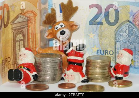 Weihnachtsklauseln, Elch und Euro, Symbolbild für Jahresendbonus Stockfoto