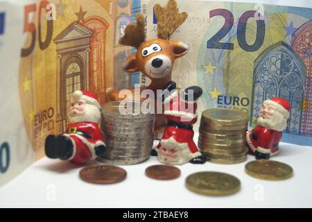 Weihnachtsklauseln, Elch und Euro, Symbolbild für Jahresendbonus Stockfoto