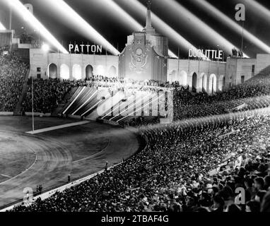 Foto von der Menge im Kolosseum in Los Angeles und Begrüßung von Lieutenant General George Patton und Lieutenant General James H. Doolittle. Juni 1945 Stockfoto