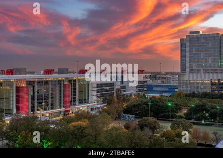 Abendfoto des George R. Brown Convention Center in Houston, Texas. Stockfoto