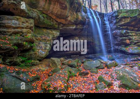 Blick auf die Lower Dundee Falls im Herbst, Beach City Wilderness Area, Ohio Stockfoto