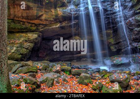 Blick auf die Lower Dundee Falls im Herbst, Beach City Wilderness Area, Ohio Stockfoto