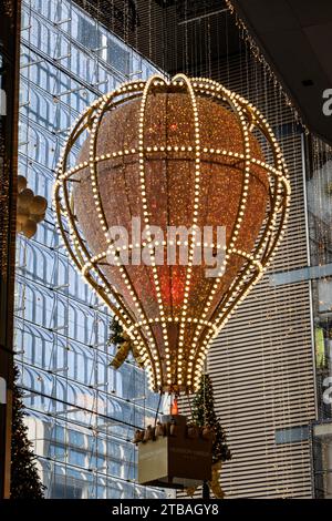 Das Einkaufszentrum Hudson Yards steht während der Weihnachtszeit unter dem Motto „Shine Bright“, New York City, USA 2023 Stockfoto