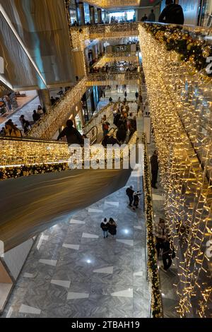 Das Einkaufszentrum Hudson Yards steht während der Weihnachtszeit unter dem Motto „Shine Bright“, New York City, USA 2023 Stockfoto