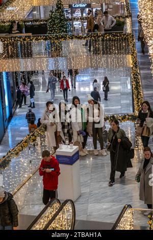 Das Einkaufszentrum Hudson Yards steht während der Weihnachtszeit unter dem Motto „Shine Bright“, New York City, USA 2023 Stockfoto