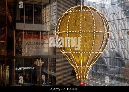 Das Einkaufszentrum Hudson Yards steht während der Weihnachtszeit unter dem Motto „Shine Bright“, New York City, USA 2023 Stockfoto