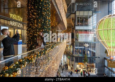 Das Einkaufszentrum Hudson Yards steht während der Weihnachtszeit unter dem Motto „Shine Bright“, New York City, USA 2023 Stockfoto