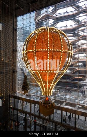 Das Einkaufszentrum Hudson Yards steht während der Weihnachtszeit unter dem Motto „Shine Bright“, New York City, USA 2023 Stockfoto