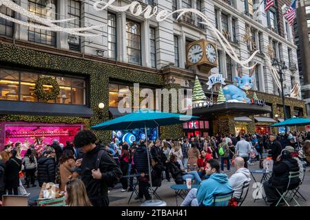 Macy's Urlaubsfenster sind immer ein beliebter Touristenstop am Herald Square, New York City, USA 2023 Stockfoto