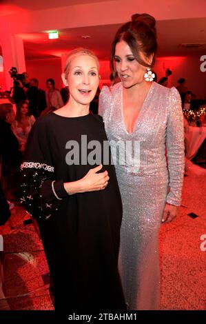 Kelly Rutherford und Karen Webb beim Mon Cheri Barbara Tag 2023 zu Gunsten der Malisa Stiftung in der Isarpost. München, 04.12.2023 Stockfoto