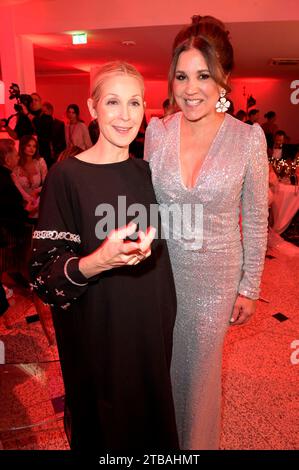 Kelly Rutherford und Karen Webb beim Mon Cheri Barbara Tag 2023 zu Gunsten der Malisa Stiftung in der Isarpost. München, 04.12.2023 Stockfoto