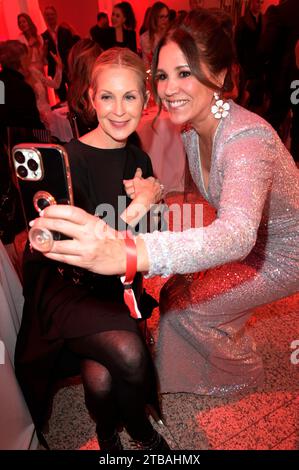 Kelly Rutherford und Karen Webb beim Mon Cheri Barbara Tag 2023 zu Gunsten der Malisa Stiftung in der Isarpost. München, 04.12.2023 Stockfoto