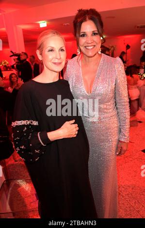 Kelly Rutherford und Karen Webb beim Mon Cheri Barbara Tag 2023 zu Gunsten der Malisa Stiftung in der Isarpost. München, 04.12.2023 Stockfoto