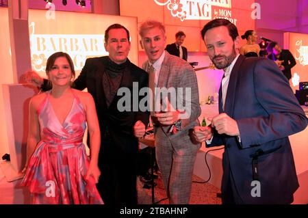 Annika Preil, Malte Arkona, Lukas sauer und Franz Dinda beim Mon Cheri Barbara Tag 2023 zu Gunsten der Malisa Stiftung in der Isarpost. München, 04.12.2023 Stockfoto