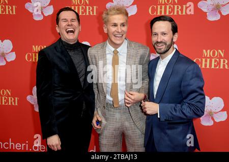 Malte Arkona, Lukas sauer und Franz Dinda beim Mon Cheri Barbara Tag 2023 zu Gunsten der Malisa Stiftung in der Isarpost. München, 04.12.2023 Stockfoto