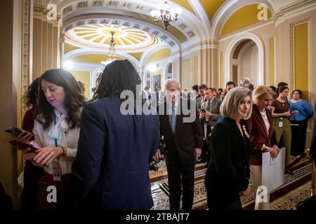 Washington, Vereinigte Staaten. Dezember 2023. Mitch McConnell (Republikaner von Kentucky) verlässt die Pressekonferenz im Senat im Kapitol der Vereinigten Staaten am Dienstag, den 5. Dezember 2023. Quelle: Rod Lamkey/CNP/dpa/Alamy Live News Stockfoto