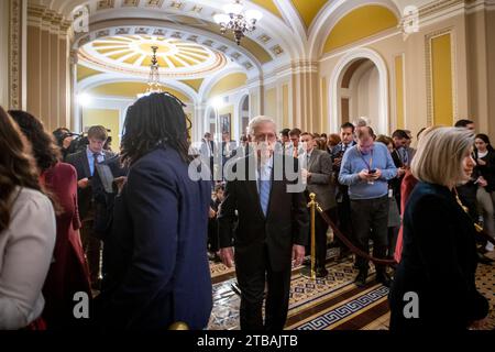 Washington, Vereinigte Staaten. Dezember 2023. Mitch McConnell (Republikaner von Kentucky) verlässt die Pressekonferenz im Senat im Kapitol der Vereinigten Staaten am Dienstag, den 5. Dezember 2023. Quelle: Rod Lamkey/CNP/dpa/Alamy Live News Stockfoto