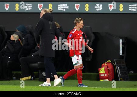 Swansea, Großbritannien. Dezember 2023. Jessica Fishlock von Wales Women mit Gemma Grainger, der Managerin/Trainerin der walisischen Frauenfußballmannschaft. Wales Frauen gegen Deutschland Frauen, UEFA Women's Nations League, Spiel der Gruppe C im Stadion Swansea.com, Südwales am Dienstag, den 5. Dezember 2023. Nur redaktionelle Verwendung, Bild von Andrew Orchard/Andrew Orchard Sportfotografie/Alamy Live News Credit: Andrew Orchard Sportfotografie/Alamy Live News Stockfoto