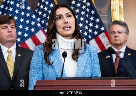 Washington, Usa. Dezember 2023. Talia Khan, mit-Studentin, sprach auf einer Pressekonferenz über den Antisemitismus auf dem College-Campus im US-Kapitol. (Foto: Michael Brochstein/SIPA USA) Credit: SIPA USA/Alamy Live News Stockfoto