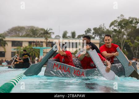 Hawaii, USA. November 2023. Soldaten der US-Armee der 130th Engineer Brigade Rennboote während der Pacific Engineer Week 2023, am 27. November in Richardson Pool, Schofield Barracks, Hawaii, 2023. jedes Team baute seine eigenen Boote aus Karton und Klebeband. Quelle: U.S. Army/ZUMA Press Wire/ZUMAPRESS.com/Alamy Live News Stockfoto