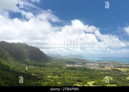 Blick nach Norden entlang der Küste von Oahu vom Nuuanu Pali Lookout, mit sich sammelnden Wolken in der Ferne Stockfoto