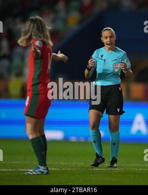 Leiria, Portugal. Dezember 2023. Estadio Dr. Magalhaes Pessoa Estadio Dr. Magalhaes Pessoa Schiedsrichter Ivana Projkovska während des Spiels zwischen Portugal F und Frankreich F gültig für die Women's Nations League in Estadio Dr. Magalhaes Pessoa, Leiria, Portugal (Foto: Pedro Loureiro/spp) (Pedro Loureiro/spp) (Pedro Loureiro/spp) Credit: SPP Sport Photo Press. /Alamy Live News Stockfoto