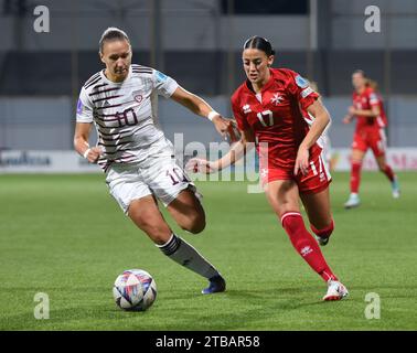 TA'qali, Malta. Dezember 2023. Brenda Borg (R) von Malta streitet mit Anastasija Rocane von Lettland während der UEFA Women's Nations League C, Gruppe C1 Spiel in Ta'Qali, Malta, 5. Dezember 2023. Quelle: Jonathan Borg/Xinhua/Alamy Live News Stockfoto