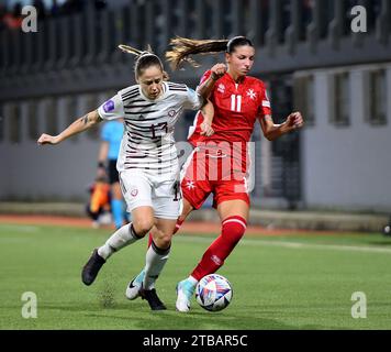 TA'qali, Malta. Dezember 2023. Kailey Willis (R) aus Malta streitet mit Sandra Voitane aus Lettland während des Spiels der UEFA Women's Nations League C, Gruppe C1 in Ta'Qali, Malta, 5. Dezember 2023. Quelle: Jonathan Borg/Xinhua/Alamy Live News Stockfoto