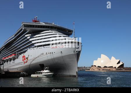 Sydney, Australien. Dezember 2023. Sir Richard Bransons Jungfrau-Voyages-Schiff Resilient Lady, das 2770 Passagiere fasst, ist für den Sommer von Europa nach Australien geflogen. Sie ist am Overseas Passenger Terminal vertäut. Richard Milnes/Alamy Live News Stockfoto