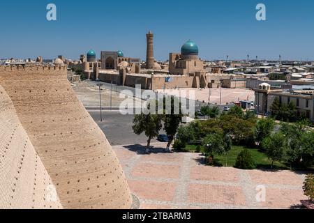 27. JUNI 2023, BUCHARA, USBEKISTAN: Der Blick auf die Altstadt von Buchara von den Mauern der Arche aus Stockfoto